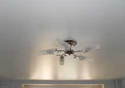 Глянцевые натяжные потолки в кухню Москва