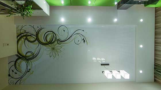 Глянцевые натяжные потолки фото